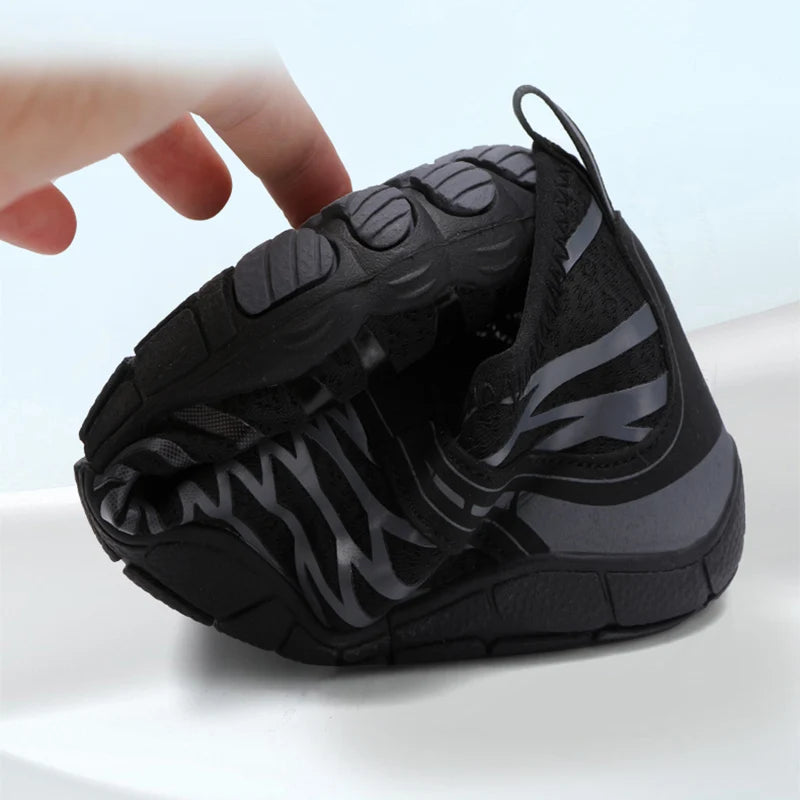 Calçado Esportivo Tecnológico para Aventuras Aquáticas AquaFlex Pro.